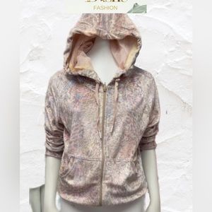 Dishe set in pink velvet animal print consists of a matching jacket and pants